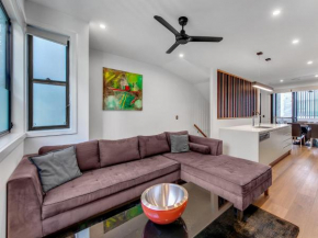 J24B - Bulimba Home from Home